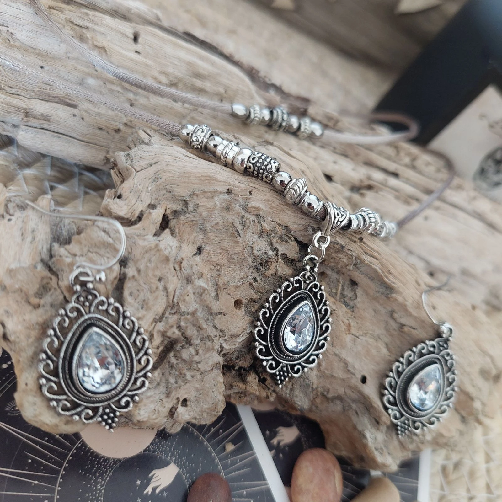 Parure baroque de dos hilos, camafeo vintage con strass translúcidos, satén topo – photo 6